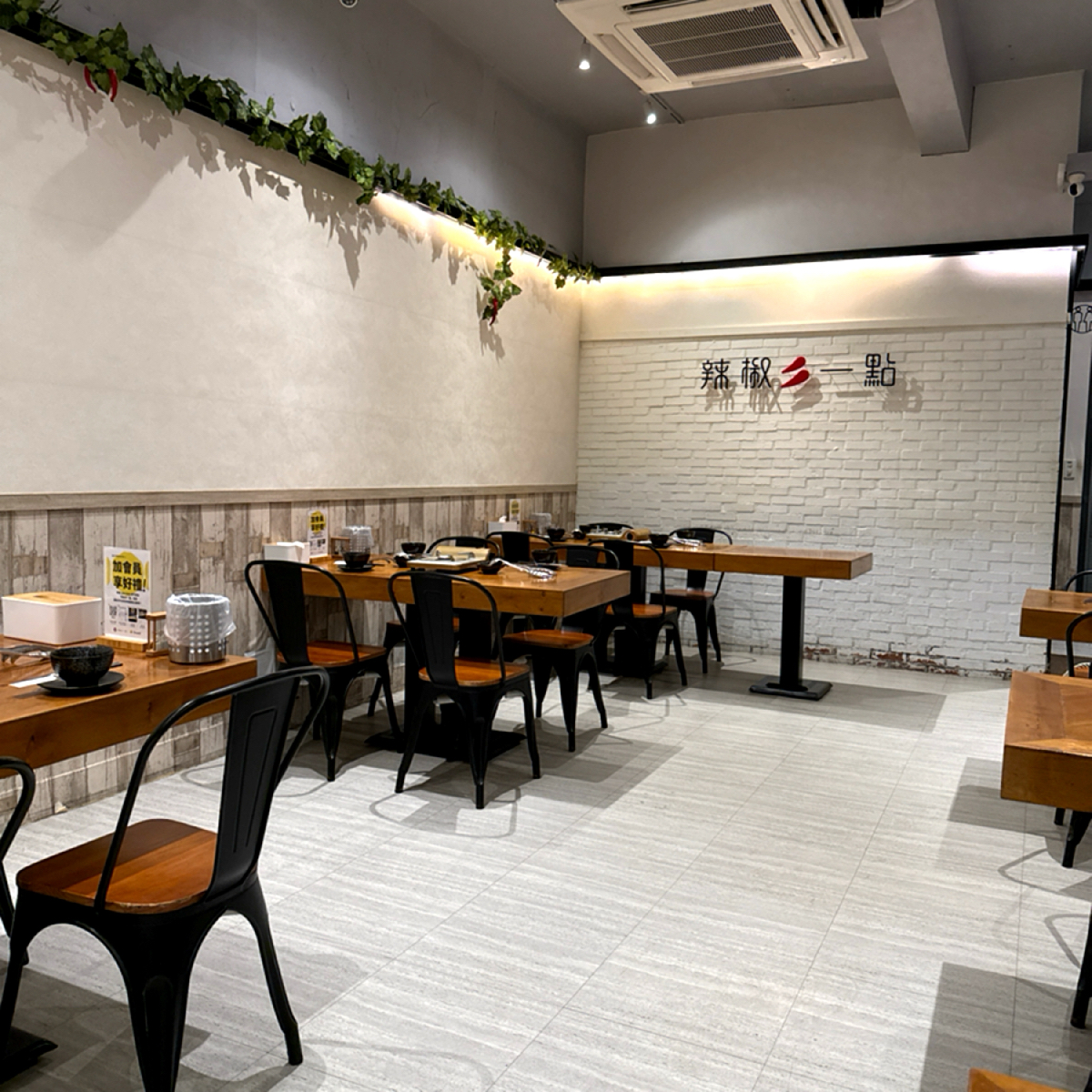 Vibe image of 辣椒多一點麻辣鍋物: 店內桌數不多，晚餐時段建議訂位。 shot by 每個人都在找他的貓
