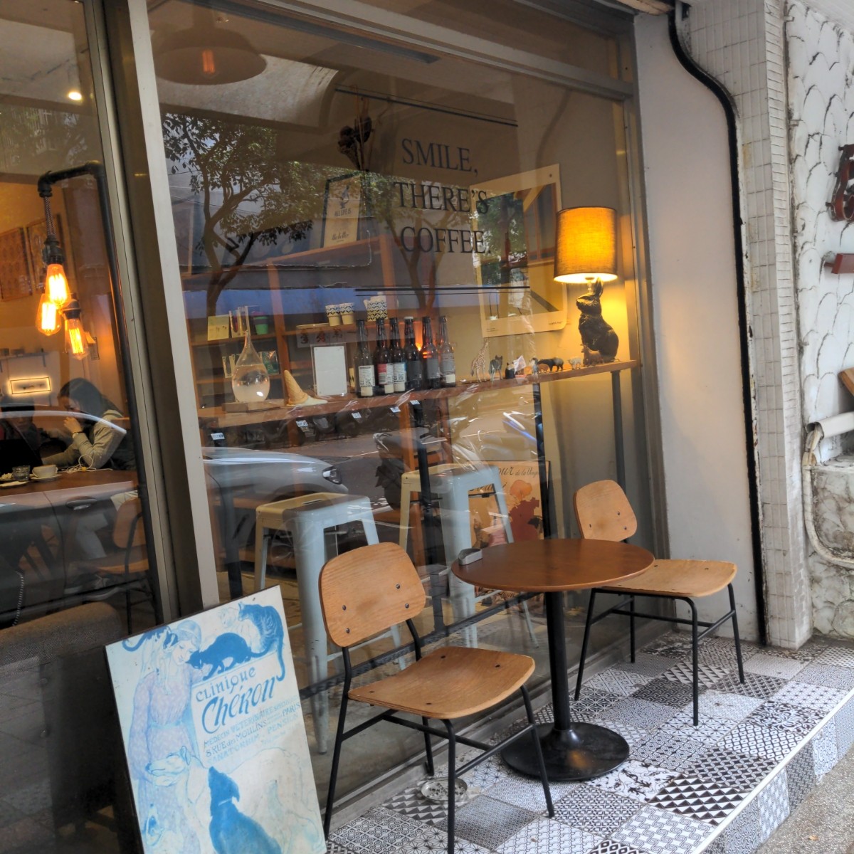 勺子咖啡店 spoon cafe(無限時、無訂位服務) の雰囲気の写真：門口有四個座位 by沒頭腦 