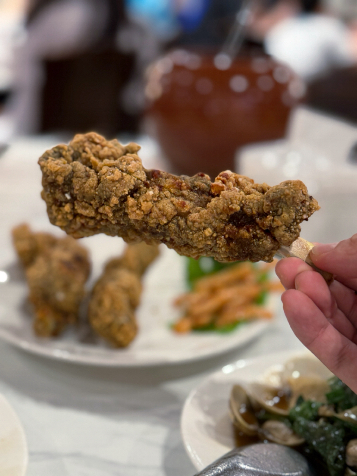 Meal image of 興蓬萊台菜餐廳 大葉高島屋店: 【炸排骨酥】$760&#x2F;斤
首先上桌的是酥脆可口，經典中的經典：「炸排骨酥」。一根帶骨的排骨肉，直接用 shot by 阿波卡