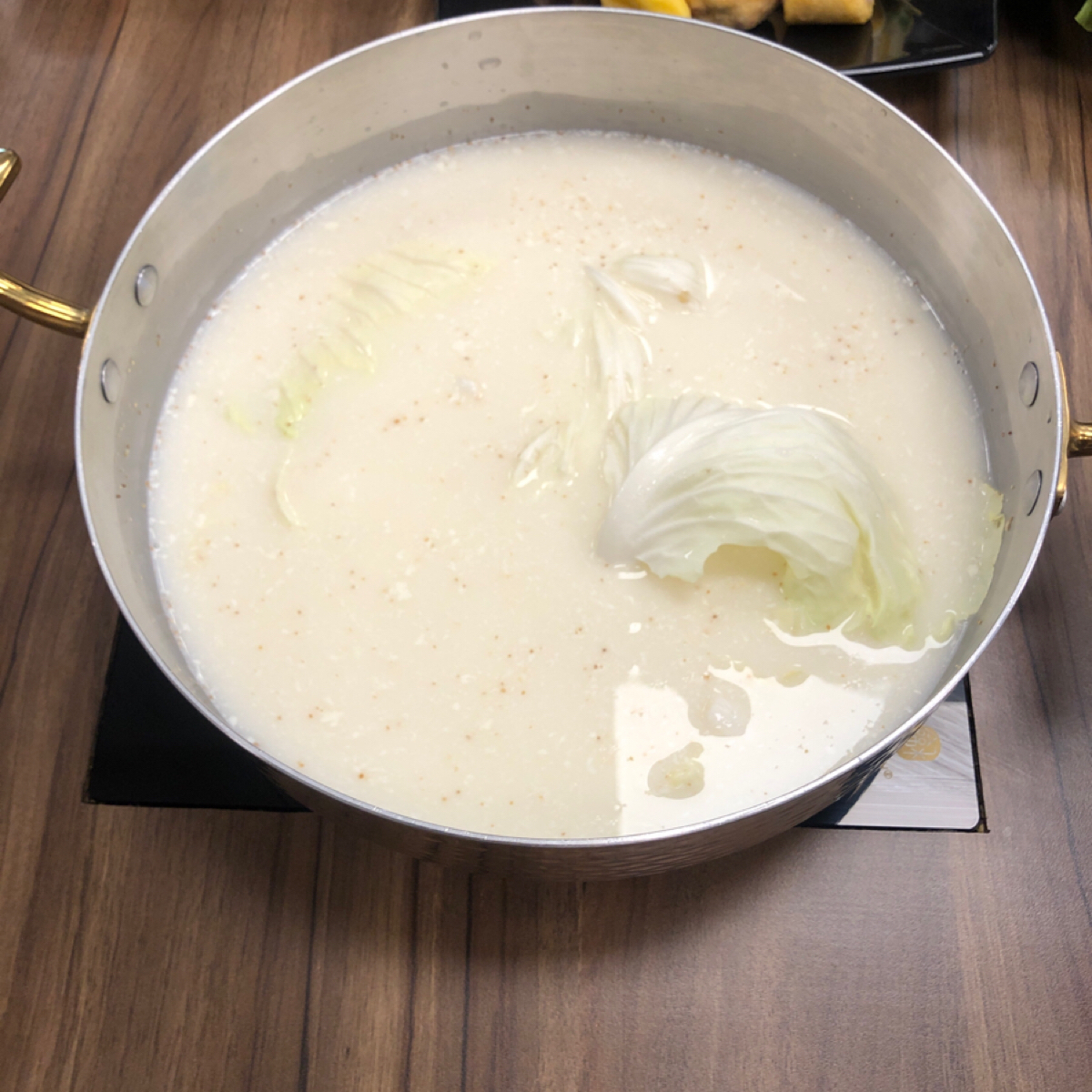 Meal image of 北歐工坊: 牛奶鍋底，味道喝起來很香甜濃醇，老闆直接拿了一罐牛奶給朋友們備湯，以免高湯喝到後來越來越淡，讚讚。 shot by Lucille邊走邊吃