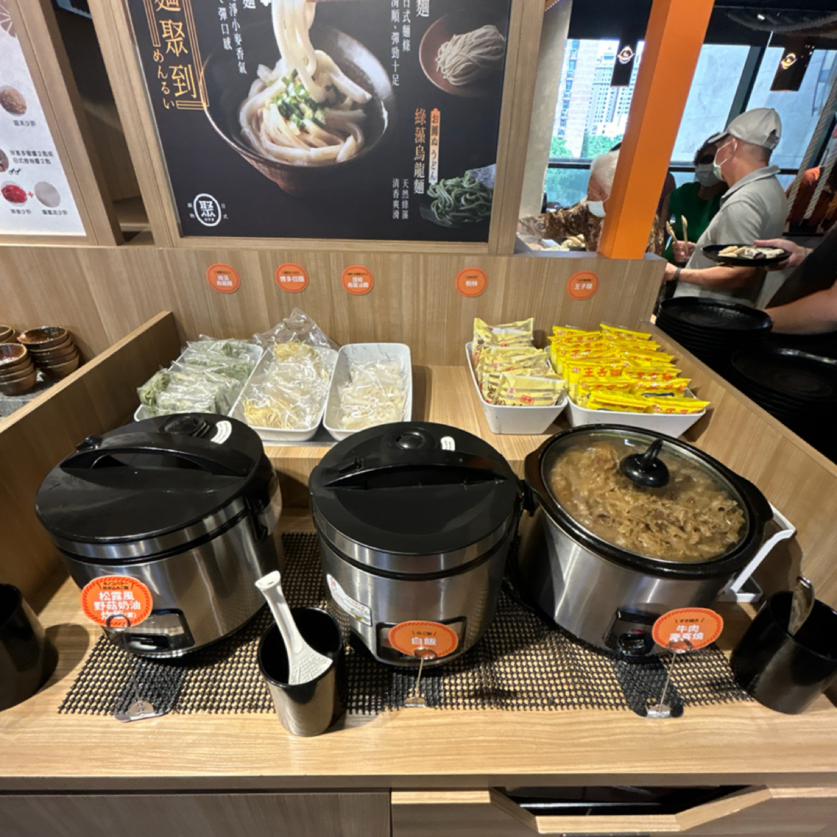 Vibe image of 聚 日式鍋物 台北三峽店: 自助吧附餐的選擇蠻多的 shot by ching