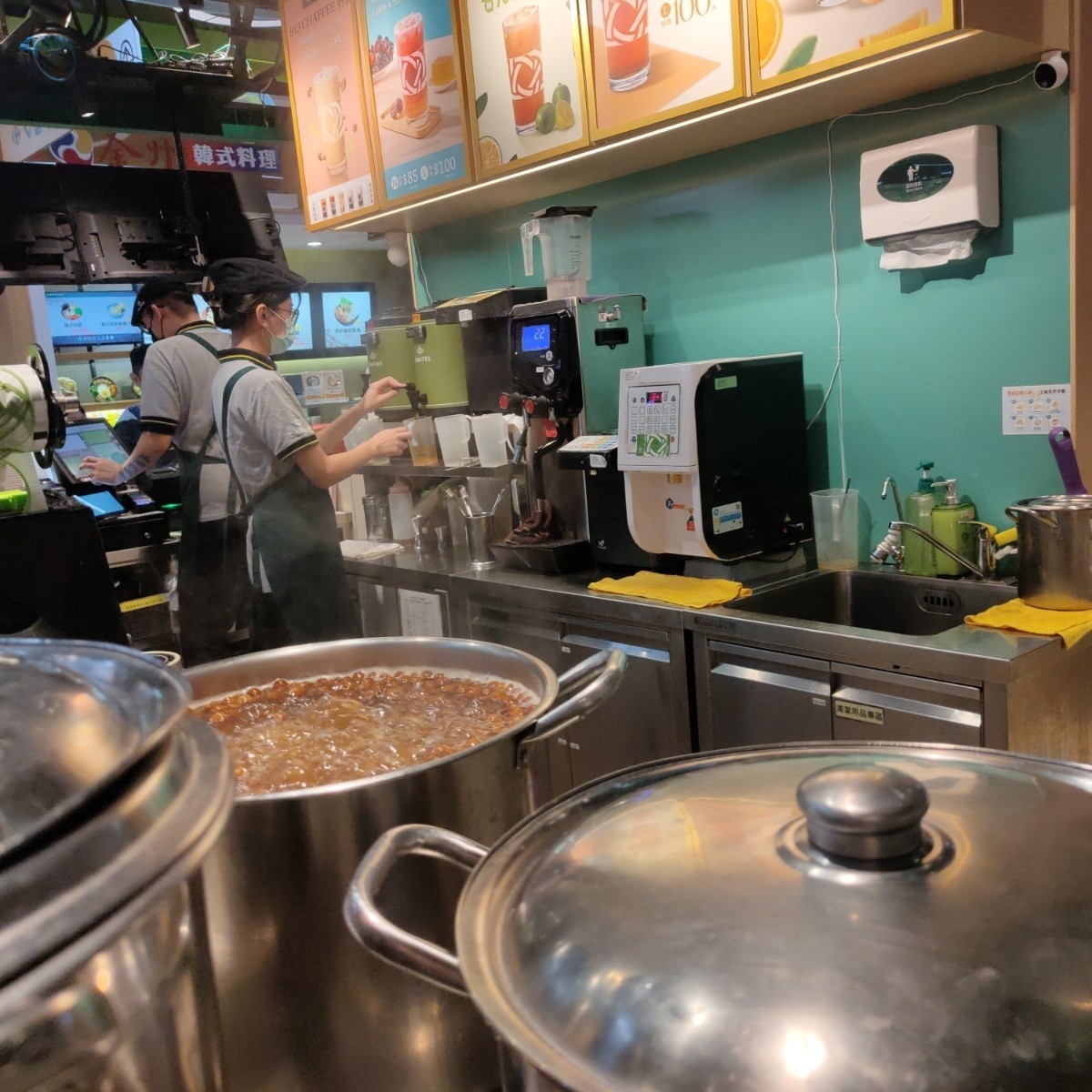 Vibe image of 天仁茗茶CHAFFEE 汐止遠雄店: ✨ 店員工作區

店員工作的區域，環境維持的很乾淨。 shot by 臉書搜尋花貴賓皮蛋