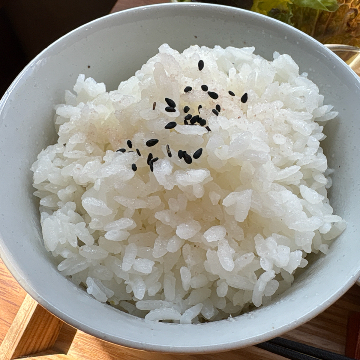 青林檎 ao.ringo のレストランの写真：白飯上面灑的是芝麻鹽，飯粒熟度剛好，Q而不硬，搭上微鹹的味道讓飯的香味更明顯❤️ byLucille邊走邊吃 