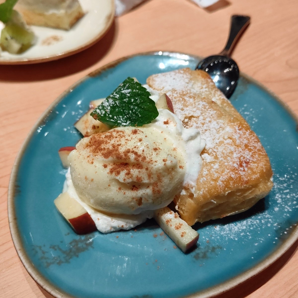 義式屋古拉爵 南港中信店 的餐點圖片：肉桂蘋果起酥派 由雷姆踩點筆記 拍攝
