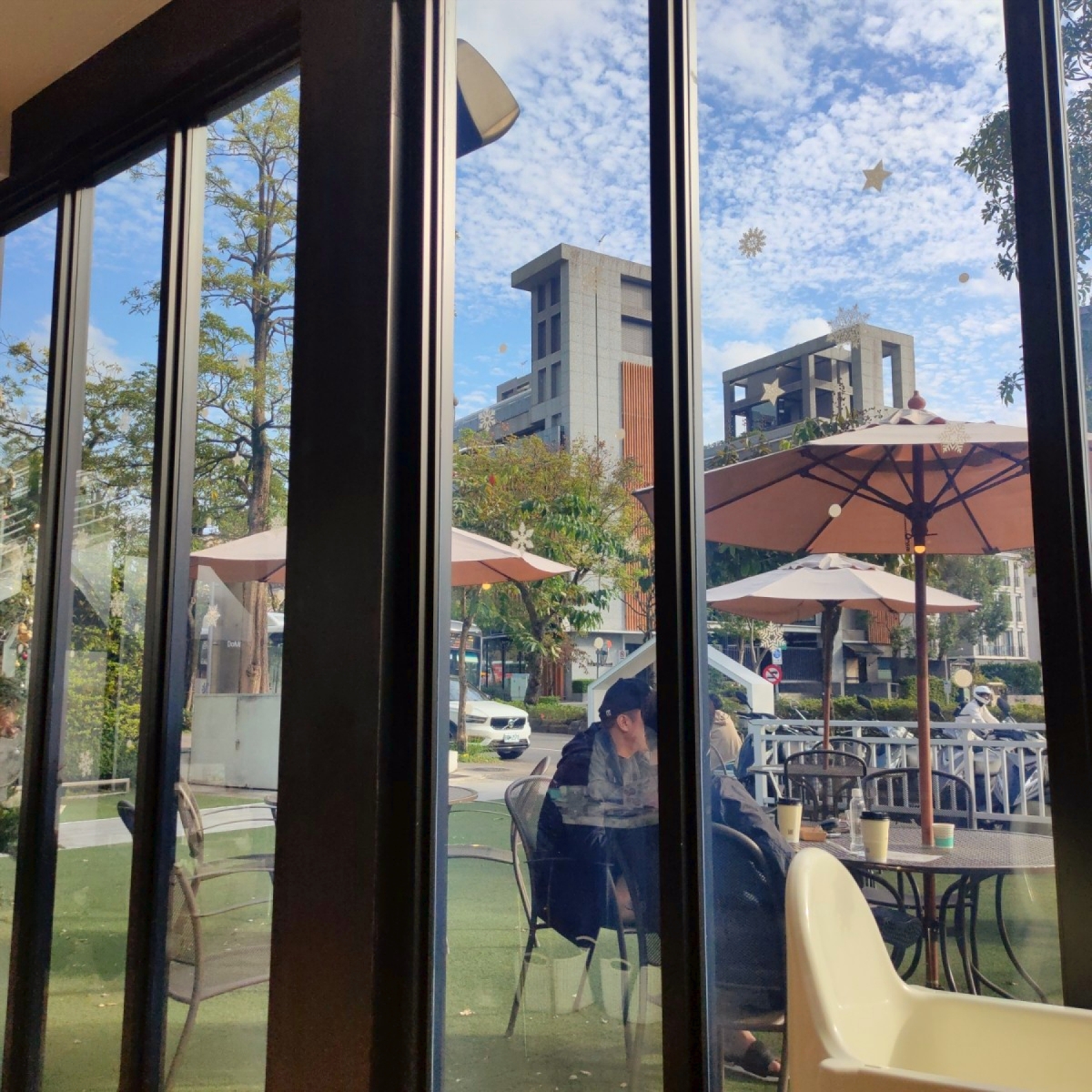 BUNA CAF&#39;E 布納咖啡館 內湖店 的外觀氛圍圖片：🍴好大片的落地窗✨

我們坐的區域剛好後面是一大片落地窗
陽光從落地窗灑進來，非常溫暖和舒服。 由臉書搜尋花貴賓皮蛋 拍攝