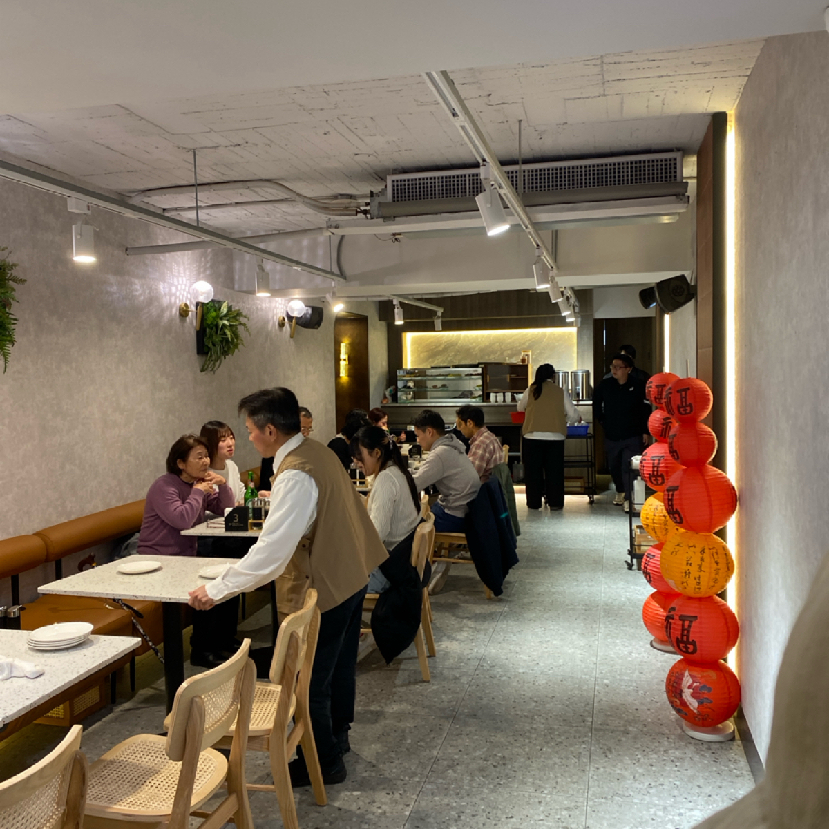 Vibe image of 濟南鮮湯包 總店: 店內環境寬敞 shot by wei