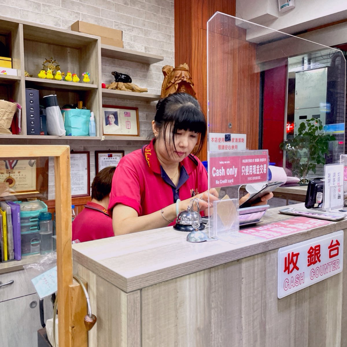 Vibe image of 厚得福湯包麵食專賣店: 最後吃完再拿菜單去櫃檯結帳即可，沒有服務費。收現金有開發票，也可以報統編。 shot by Shiny