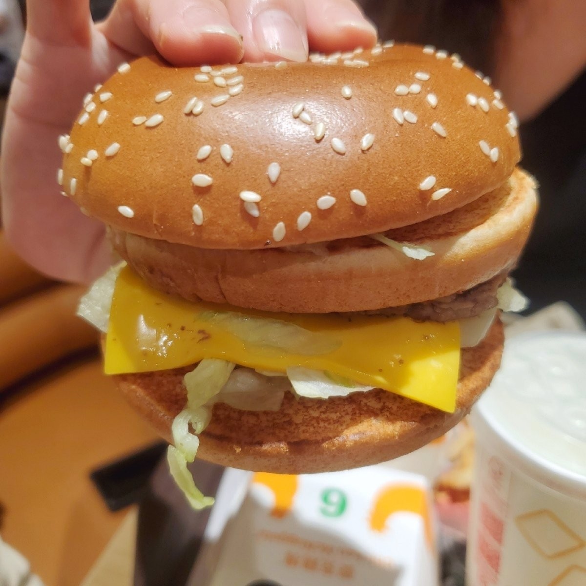 麥當勞 台中文心五店 的餐點圖片：大麥克十足的大份量，雙層的內餡牛肉
與起士完美的搭配，大口咬下裡面的酸黃瓜
與牛肉的香味混合著起士的 由吃貨胖胖 拍攝