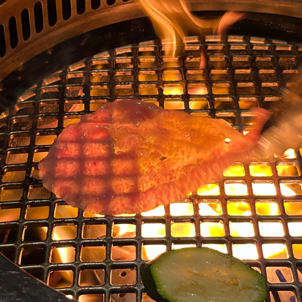 梵 燒肉 的餐點圖片：烤腿下肉的熊熊烈火 由阿官 拍攝