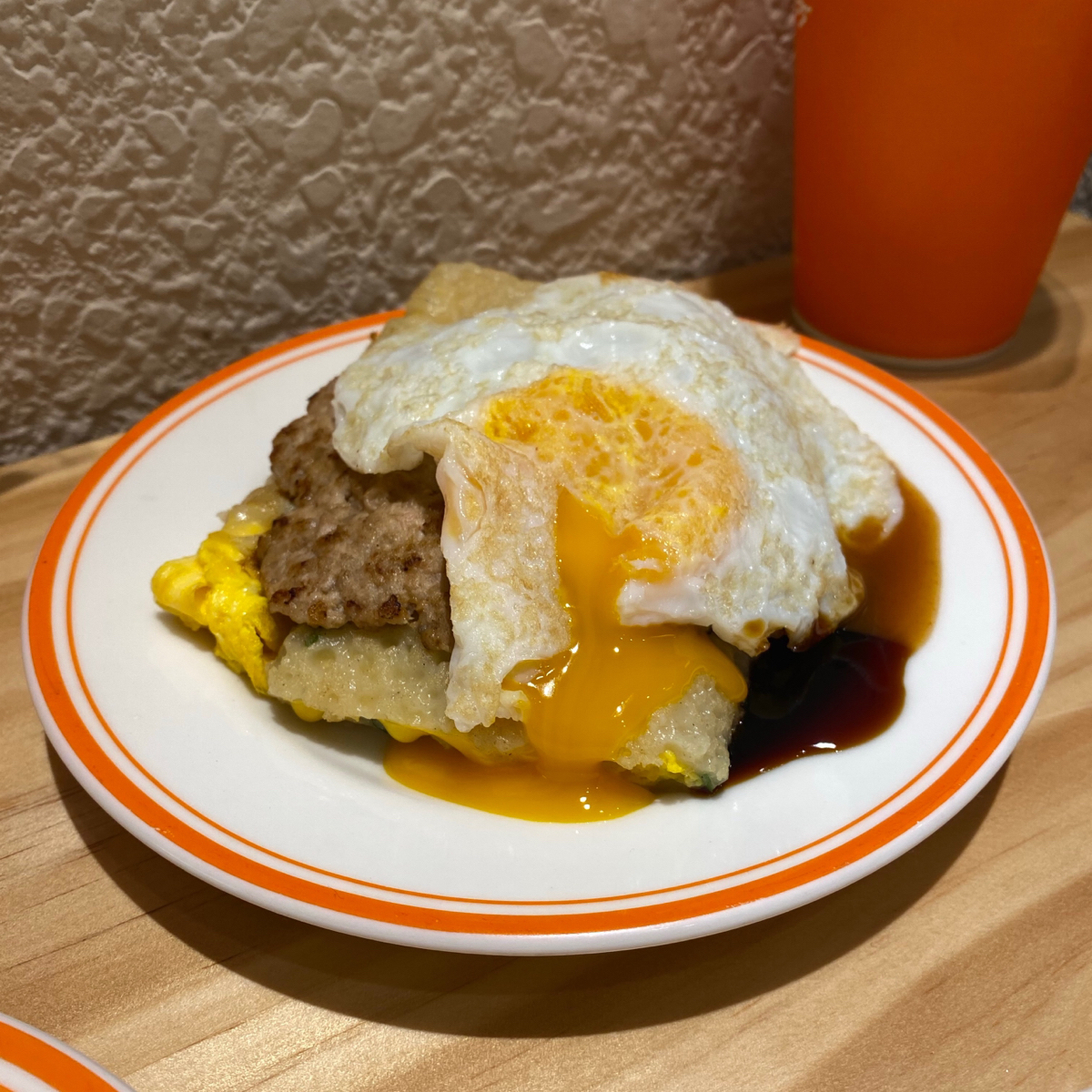 真芳碳烤吐司 內湖店 的餐點圖片：豪華版蛋餅 $100（一般蛋餅+蛋+肉排） 由小羊的食記 JFGT 拍攝