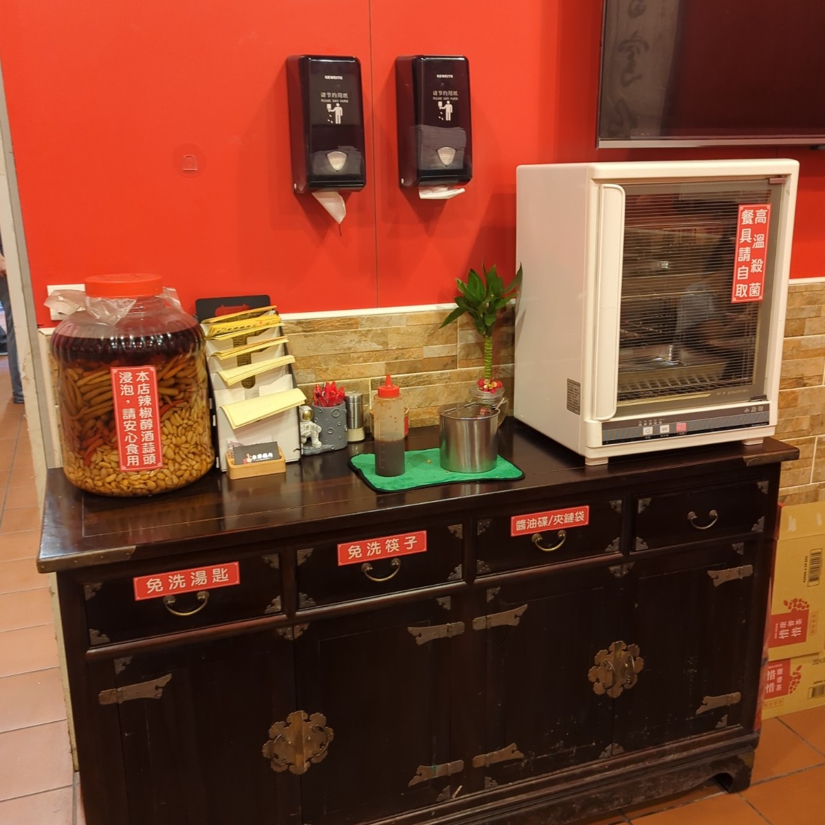 Vibe image of 家羿鵝肉 新莊輔大店: 還好受到驚嚇前有拍完整的醬料筷子區，就是在這裡的桌上放筆的時候看到小蟑螂移動中 shot by 美食玩很大