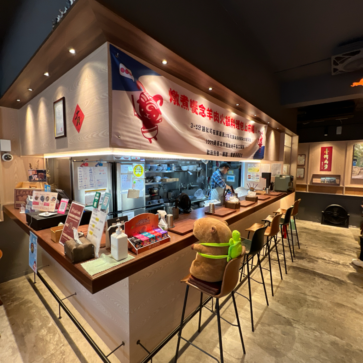 Vibe image of 蘆洲紅燒羊肉拉麵 紅毛城店: 廚房 shot by 動吃動吃動吃