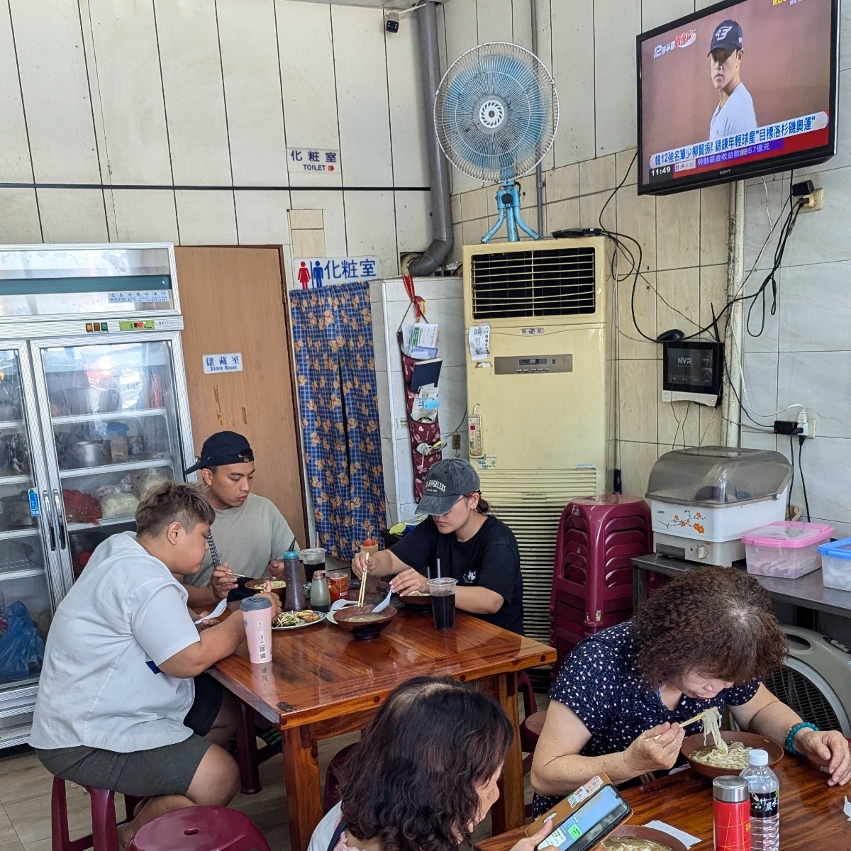 小木屋玉里麵 の雰囲気の写真：小小的店內還有電視提供還算不錯 by美食玩很大 
