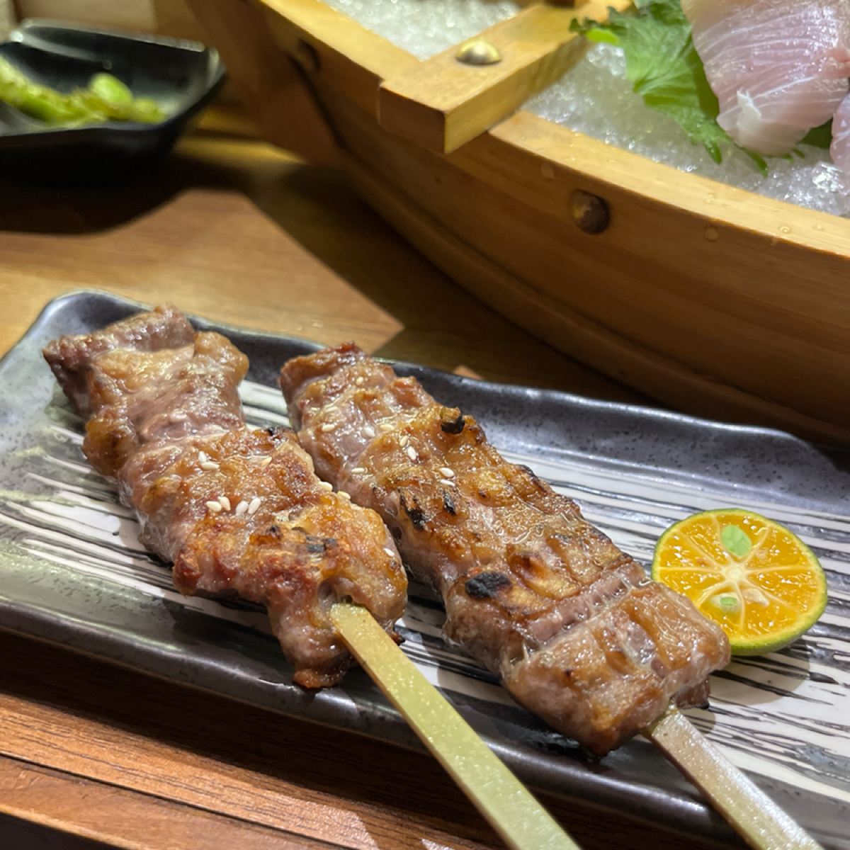 Meal image of 七福狸居酒屋: 伊比利豬肋條串，也不錯，一份兩隻份量十足 shot by 阿官