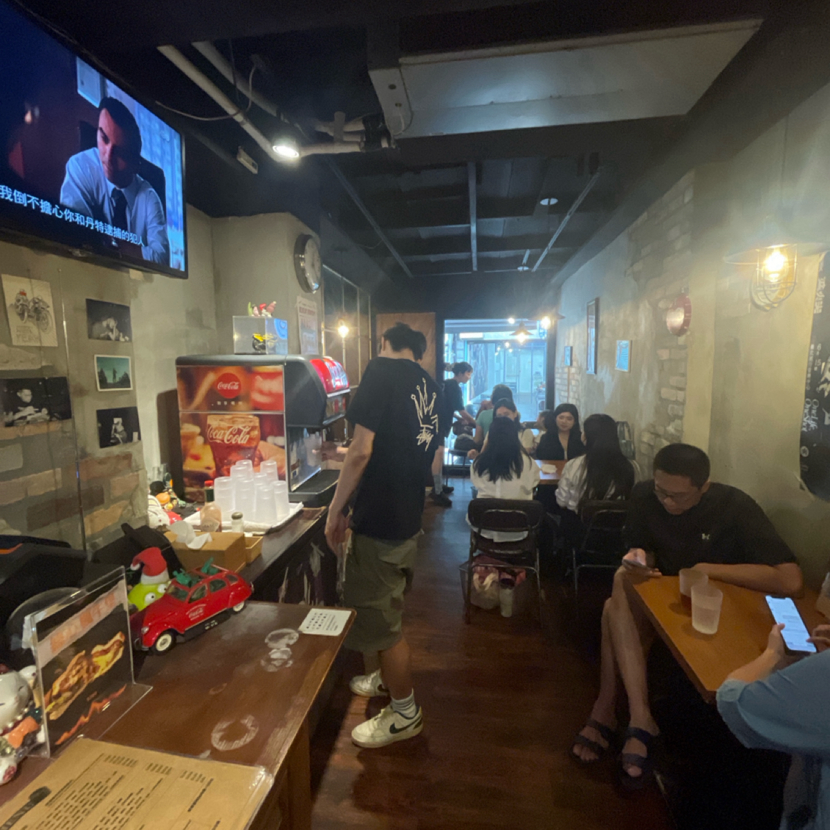 13 burger の雰囲気の写真：店內空間不大 by乃子過日子 