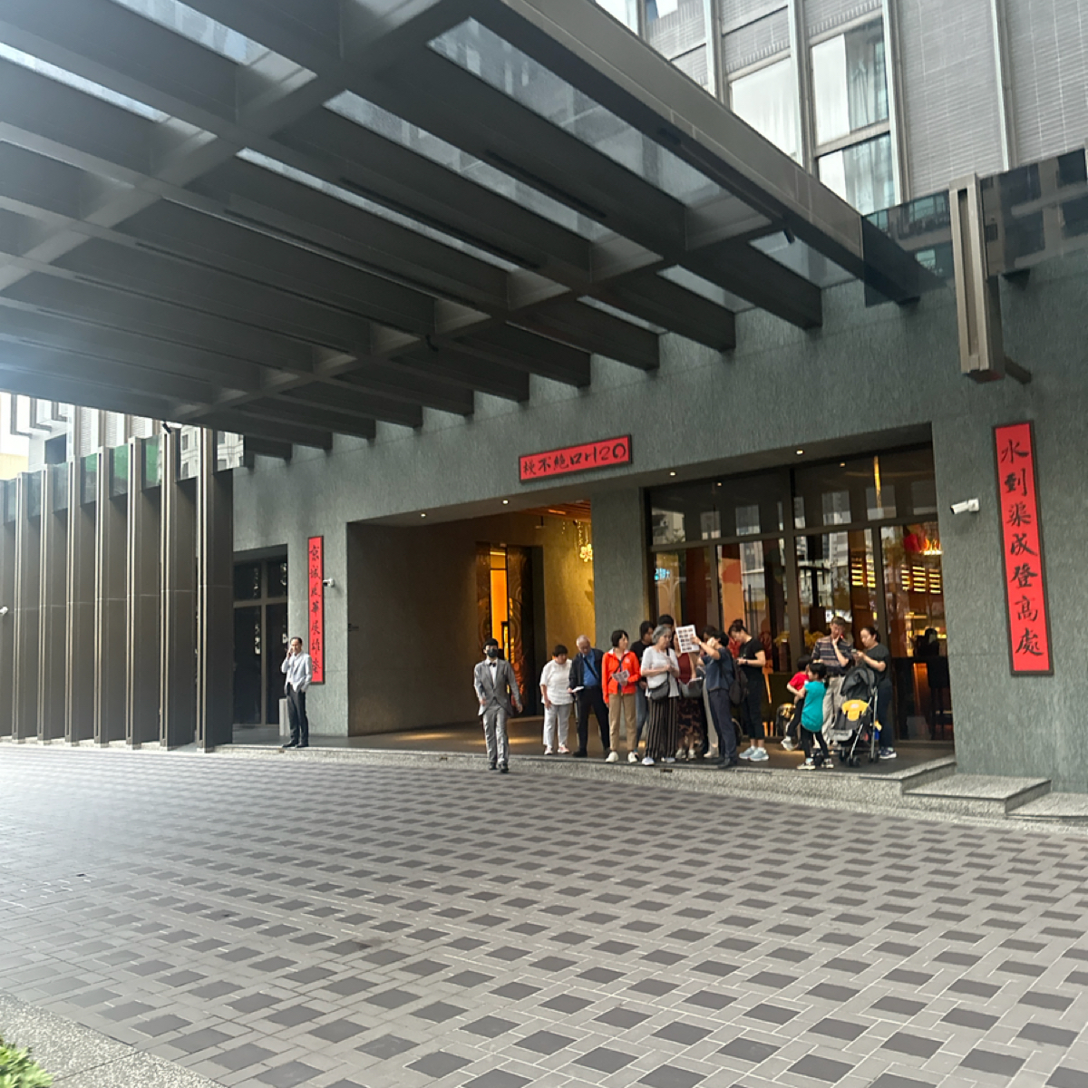 教父牛排 的外觀氛圍圖片：飯店跟餐廳不同路口 由Luna一枚小吃貨 拍攝