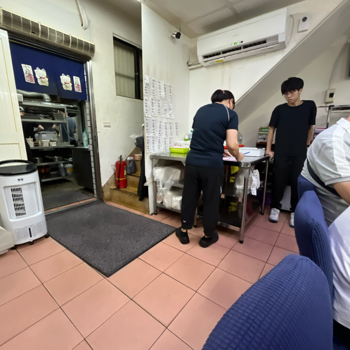丰清揚小吃店 の雰囲気の写真：出餐的作業區 by打工仔 