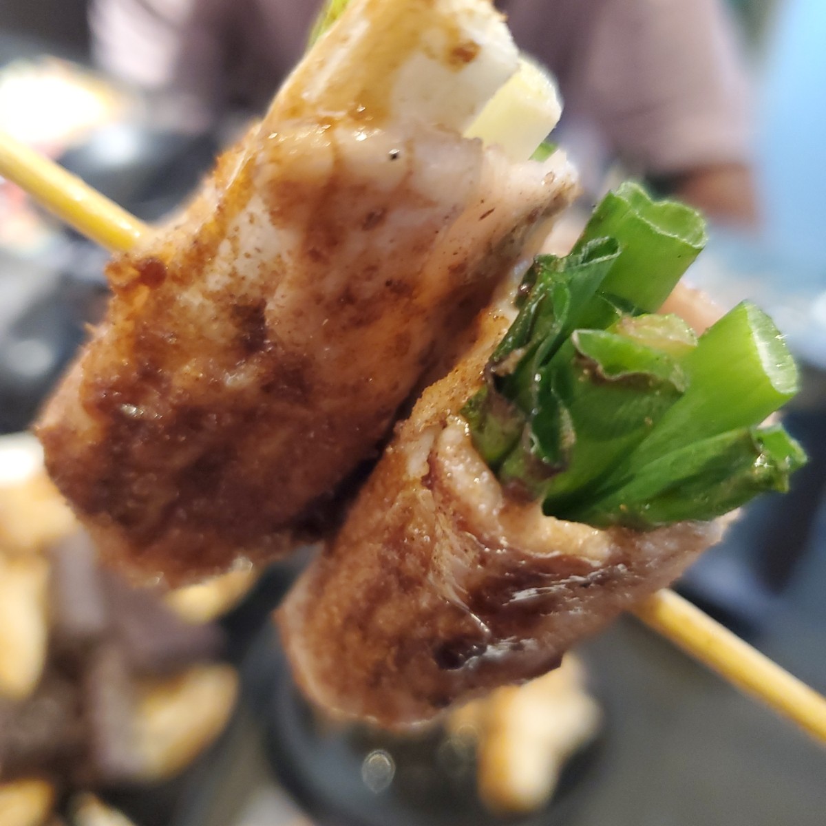 Meal image of 夜燒碳烤居酒屋 建行店: 🔸️ 青蔥豬肉捲 $48
豬肉厚度沒有很厚，薄薄一片捲起來包著
新鮮青蔥，烤得剛剛好肉不會乾扁柴硬 shot by 吃貨胖胖
