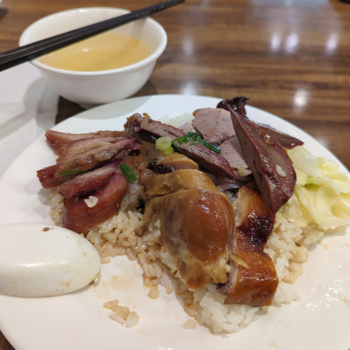 Meal image of 老友記: 招牌飯（叉燒、油雞、燒鴨、香腸、鴨肝） shot by Geonamiable