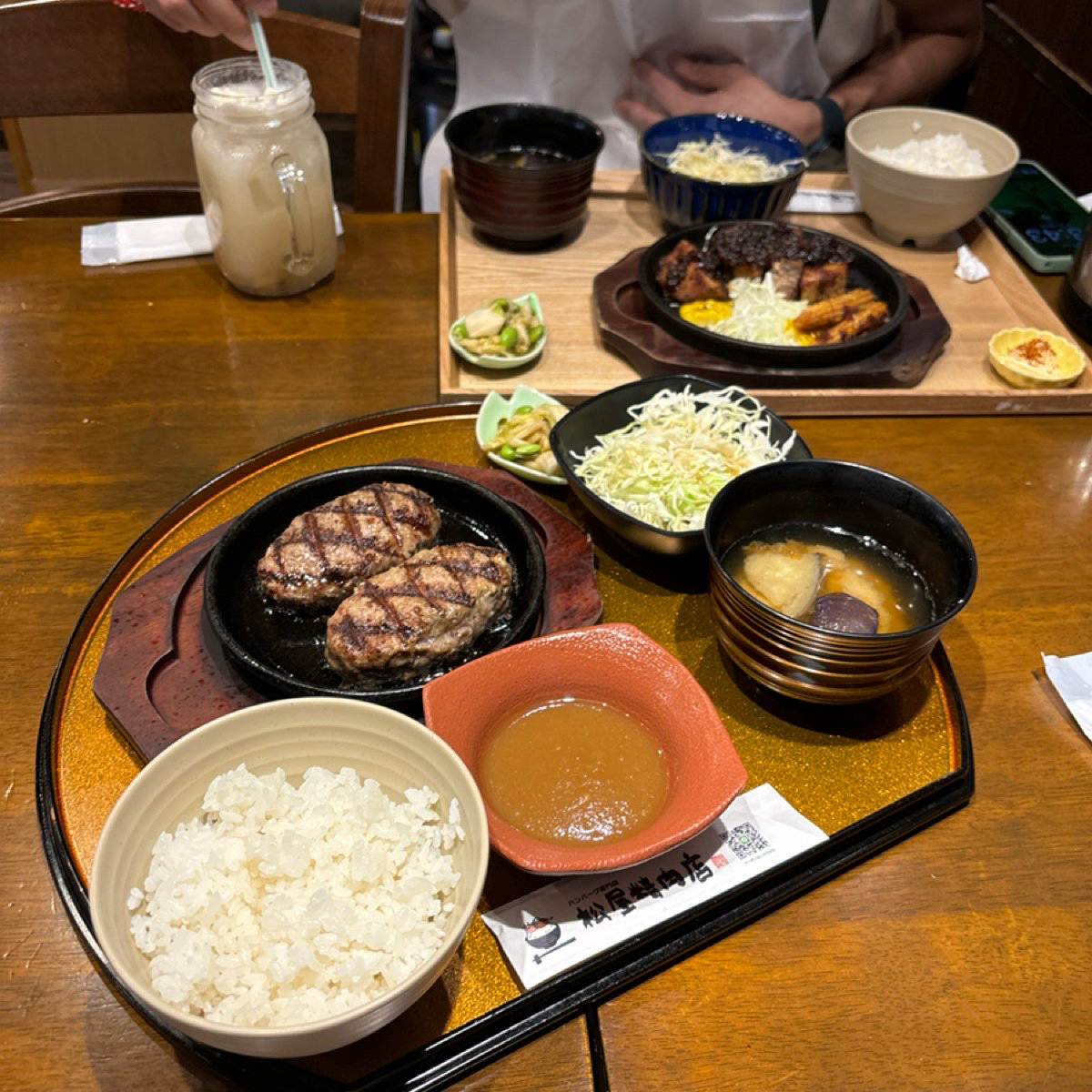 松屋屋精肉店 東京都 千代田區 外神田 のレストランの写真：儘管店內的環境仍顯得有些緊張，但店員的服務態度卻一如既往的親切周到。他們不僅細心地為客人介紹每道菜餚 by2QT2BSTR8 