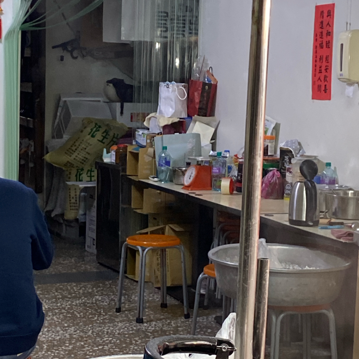 華泰豆花‧粉圓 の雰囲気の写真：店內也有簡單內用座位
（左邊也有，但有人就不拍了） by阿鈴s食 