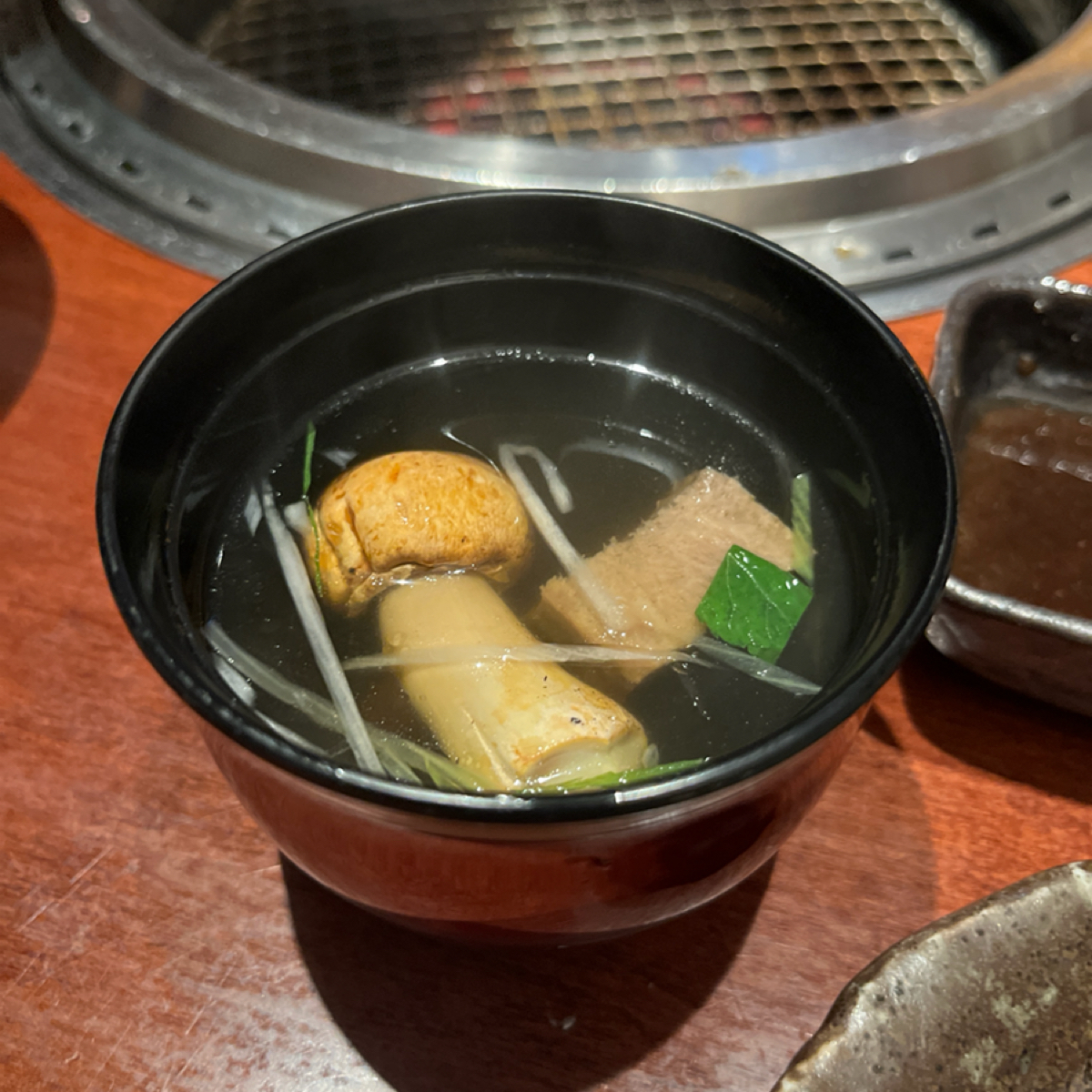 梵 燒肉 的餐點圖片：牛舌湯，中間那個大塊的就是牛舌 由阿官 拍攝