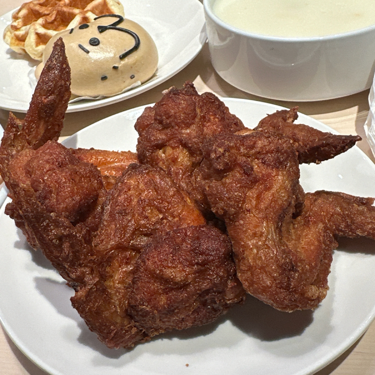 IKEA 瑞典餐廳 新莊店 的餐點圖片：薄脆雞翅 $55&#x2F;2支
🌕🌕🌕🌕🌕
相信大家應該都吃過 IKEA 的神級雞翅，真的是超級無 由阿波卡 拍攝