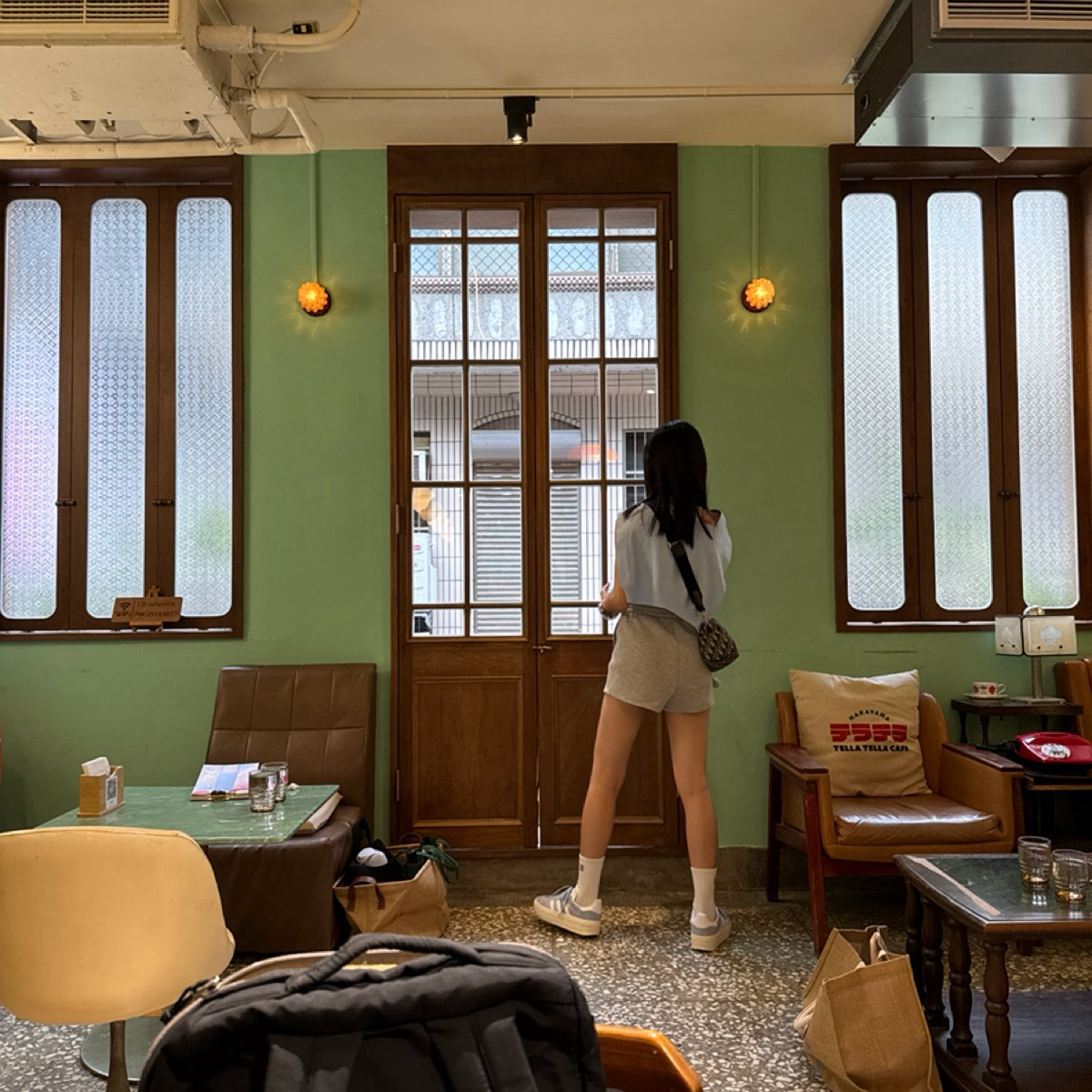 Vibe image of Tella Tella Cafe: 二樓外面有陽台可以出去，坐久了起來晃一晃也不錯 shot by Jacker