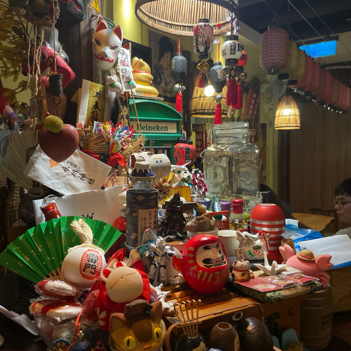 Vibe image of 九日味噌燒肉丼專門店: 這是結帳的櫃檯（店員會在左側結帳）
裝飾真的很多！
也因此很有家庭日常溫馨感，
但就…有點不通風😓 shot by 一刻又一嗑