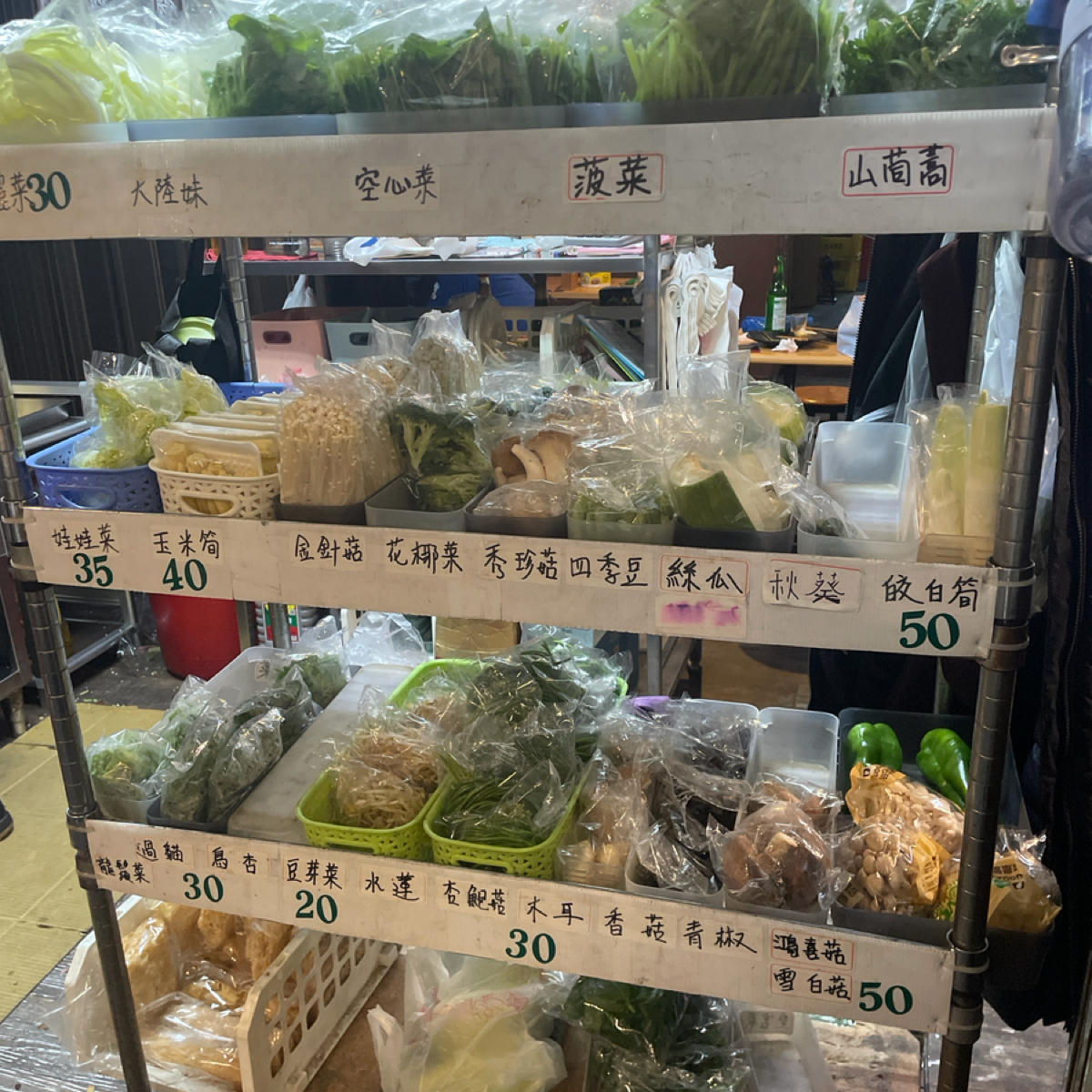 來點感性滷味 的外觀氛圍圖片：青菜種類很多 但份量偏少 由Nina 拍攝