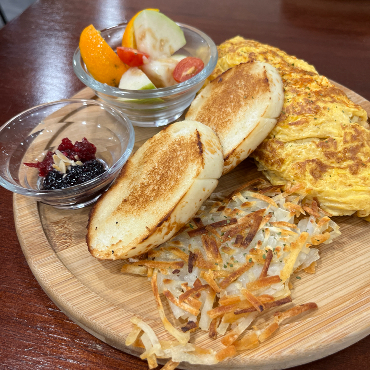 Meal image of MAMA&#39;S 鐵鍋早午餐 和平店: 等一小時的歐姆蛋，薯餅是因為等太久送的，平常沒有 shot by 阿官