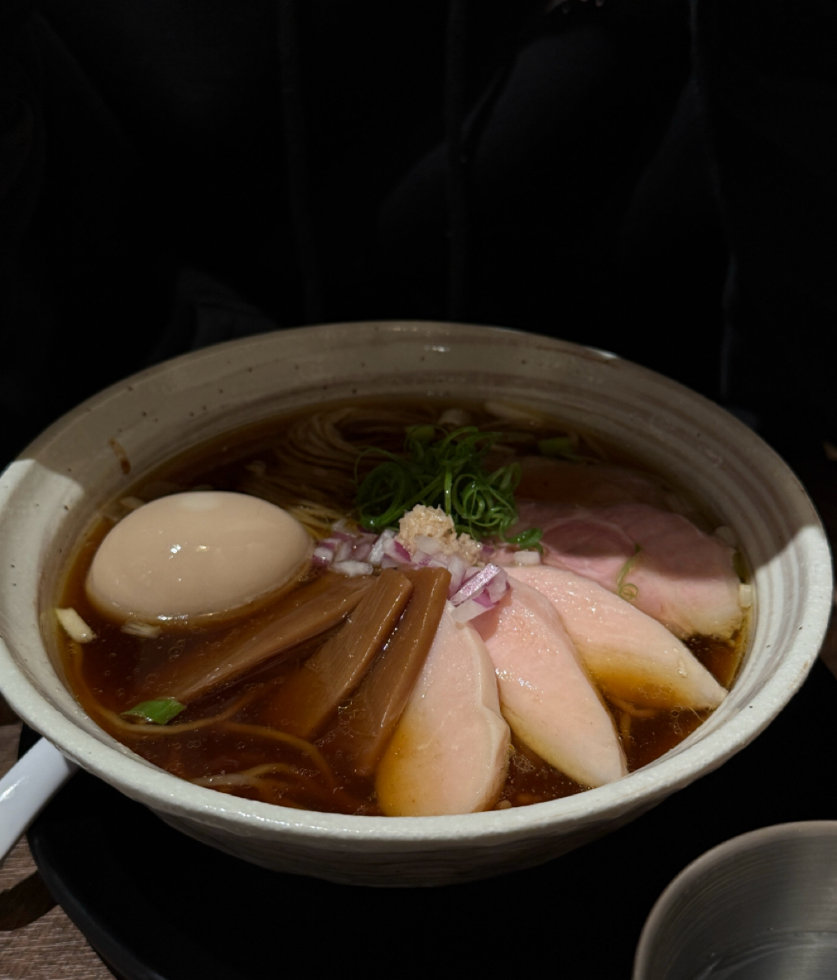 麵屋鶴立 のレストランの写真：味玉醬油雞湯拉麵 $310
推薦指數：3&#x2F;5 by阿波卡 