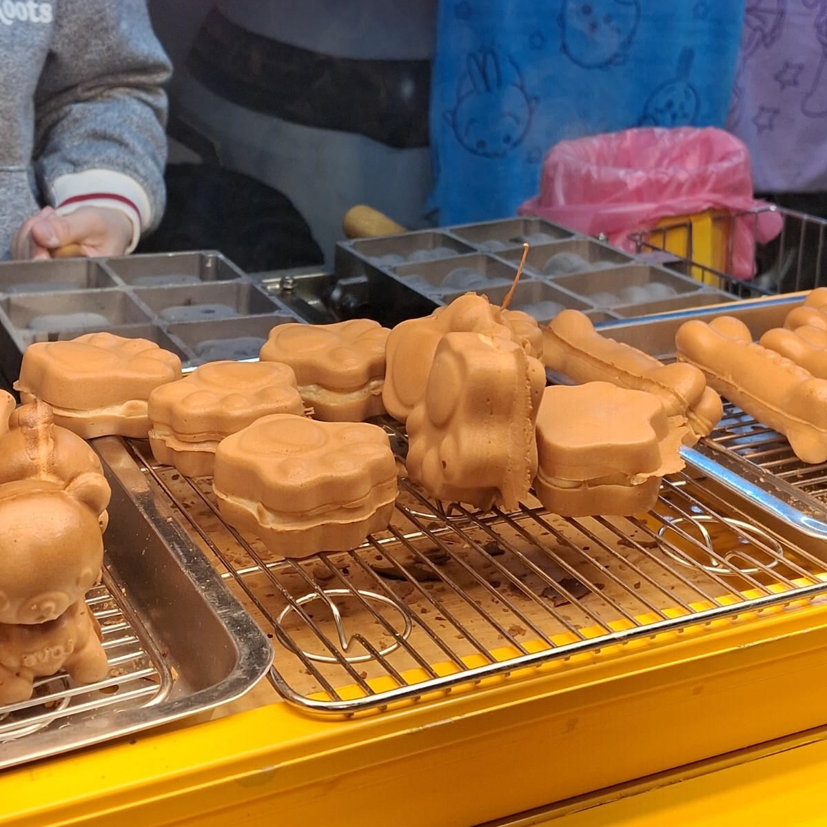 Meal image of 你好！雞蛋糕: 老闆娘一次製作三個形狀，製作完畢會放到這個位置等待客人認領購買（？） shot by 美食肥之豬