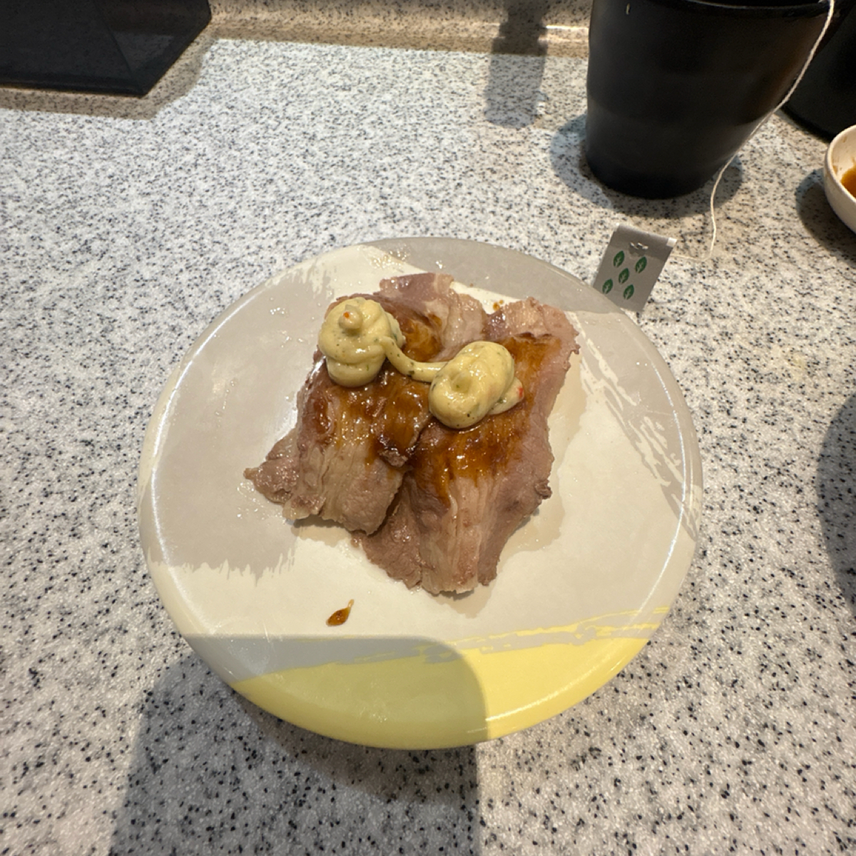 爭鮮迴轉壽司 中壢家樂福店 的餐點圖片：牛五花🍣 由Yu Wen o(｀ω´ )o 💫 拍攝