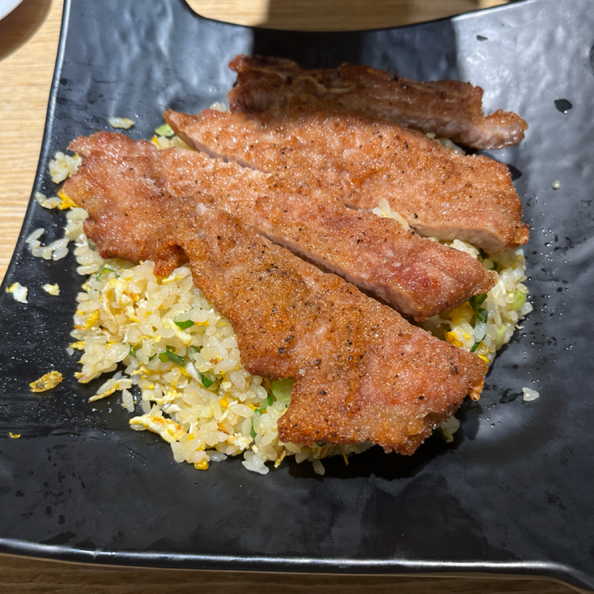 Meal image of 朱記餡餅粥店 大葉高島屋店: 排骨炒飯，新臺幣$215元，炒飯很香粒粒分明，排骨酥脆多汁，整體一口飯一口肉很不錯 shot by 打工仔