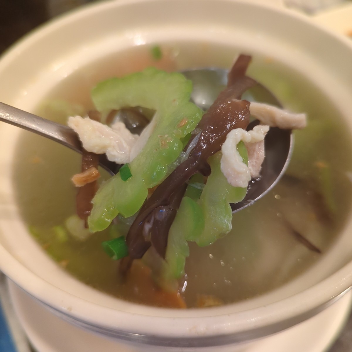 泰源中泰料理 のレストランの写真：🍲清燉苦瓜湯 小 $110
說是小碗不過其實也夠四五個人一起喝，裏頭不僅有苦瓜，還有木耳與紅蘿蔔跟 by美食玩很大 