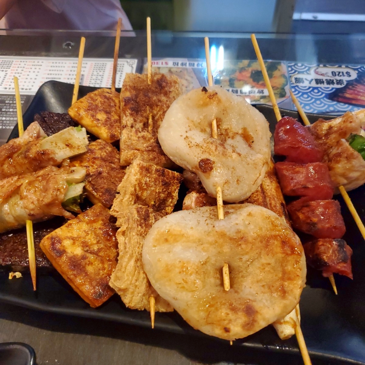Meal image of 夜燒碳烤居酒屋 建行店: 串燒大合照
點了幾樣蠻常見的串燒料理，感覺師傅掌握火候碳烤的功力很厲害，表面沒有過多的黑焦，畫面顏色 shot by 吃貨胖胖