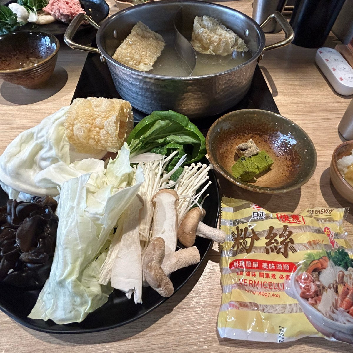 Meal image of 聚 日式鍋物 台北三峽店: 蔬食類可自助吧自由選區 shot by ching