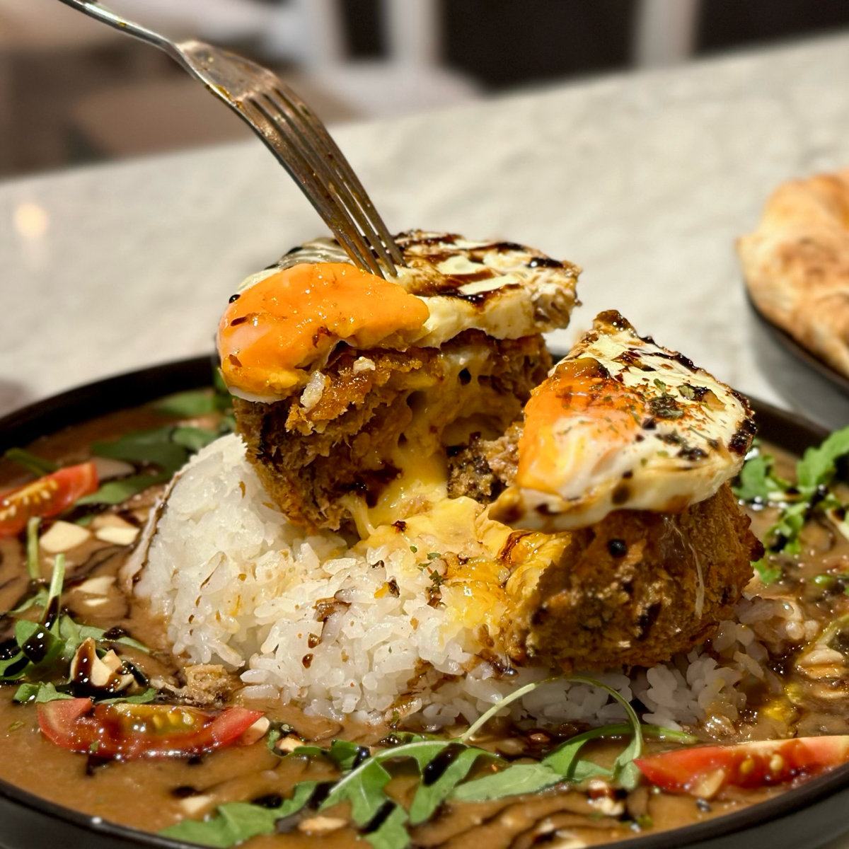 Meal image of KATZ卡司 高雄文化中心: 漢堡肉排飯(318元)(剖面照) shot by 吃曼