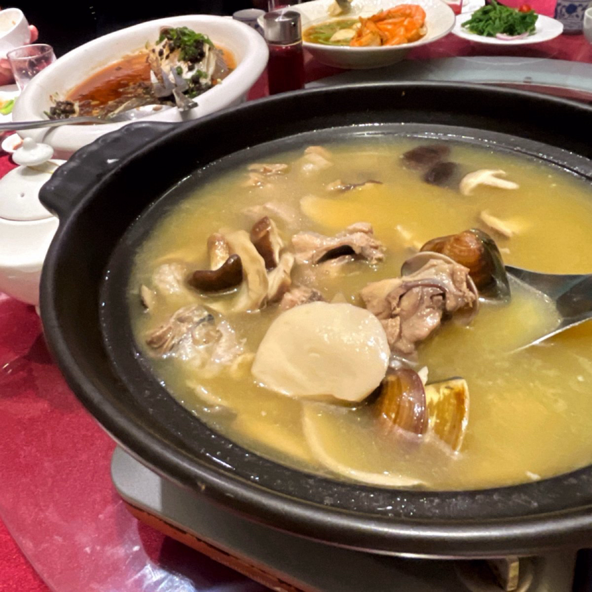 老新台菜 十全店 的餐點圖片：第九道➰橄欖燉雞湯
橄欖雞是這隻雞的名字而非裡面有橄欖
黑色砂鍋內有雞肉、蛤蜊與不同種類的菇
金黃色 由Shiny 拍攝