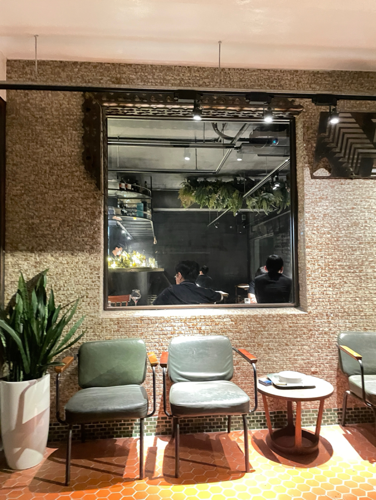 Vibe image of Olí:  shot by Dixon