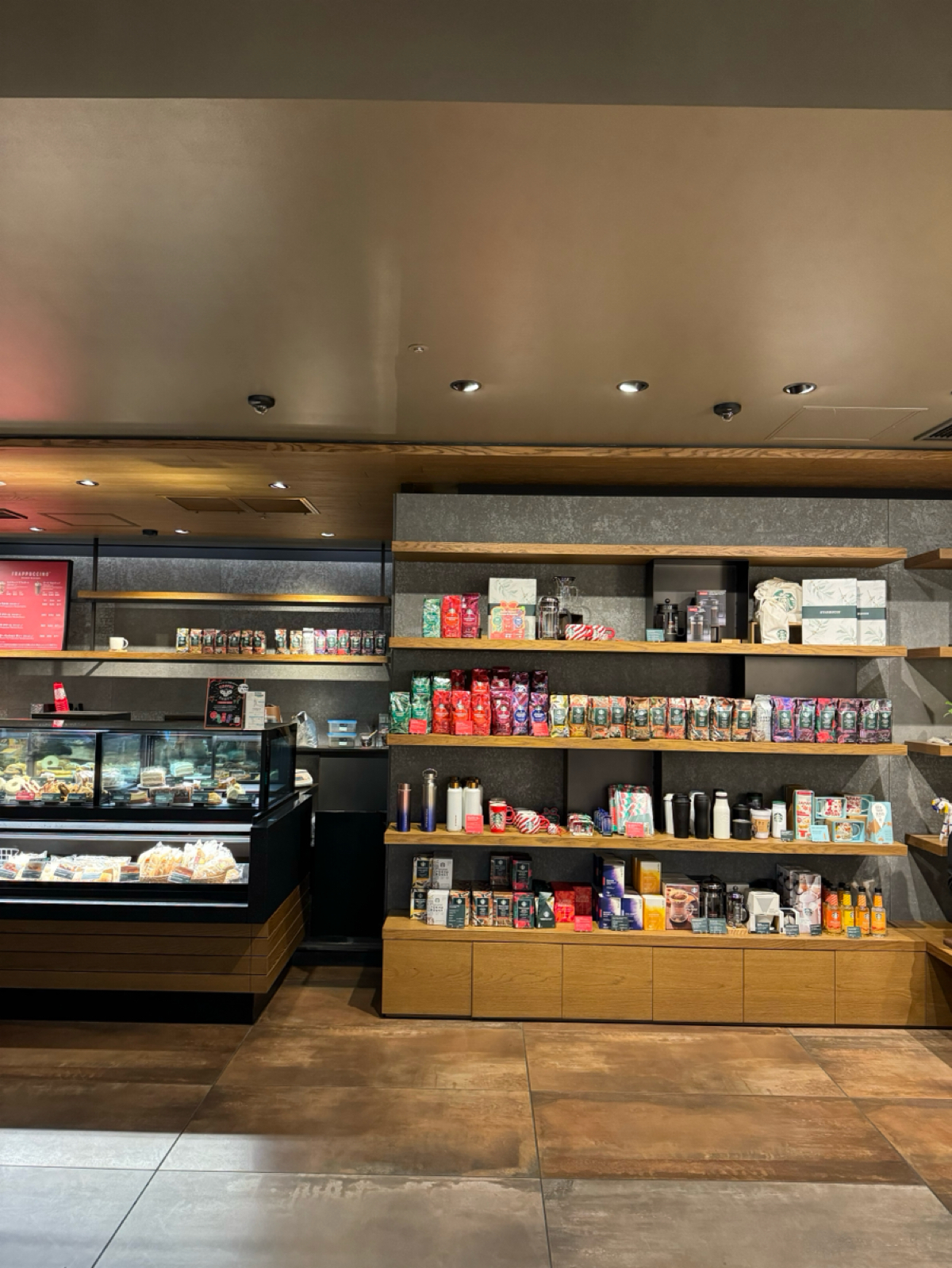 スターバックス コーヒー 岡山一番街店 的外觀氛圍圖片： 由Ana 拍攝