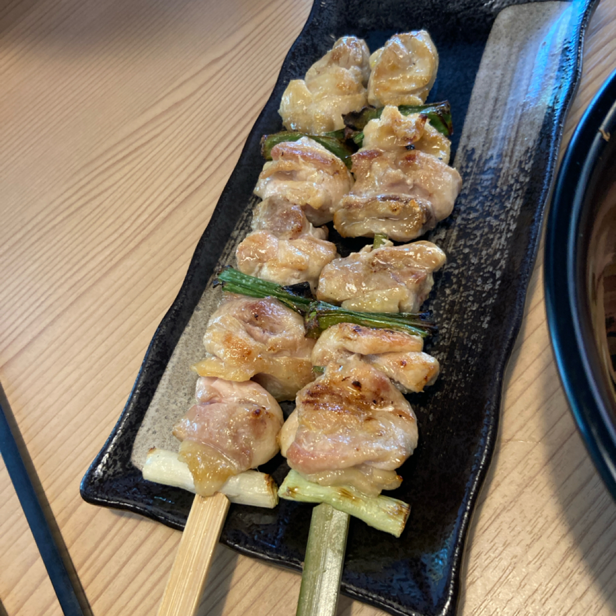 鳥貴族Torikizoku 大巨蛋店 的餐點圖片：貴族燒雞腿串鹽烤$100 由小蛙 拍攝