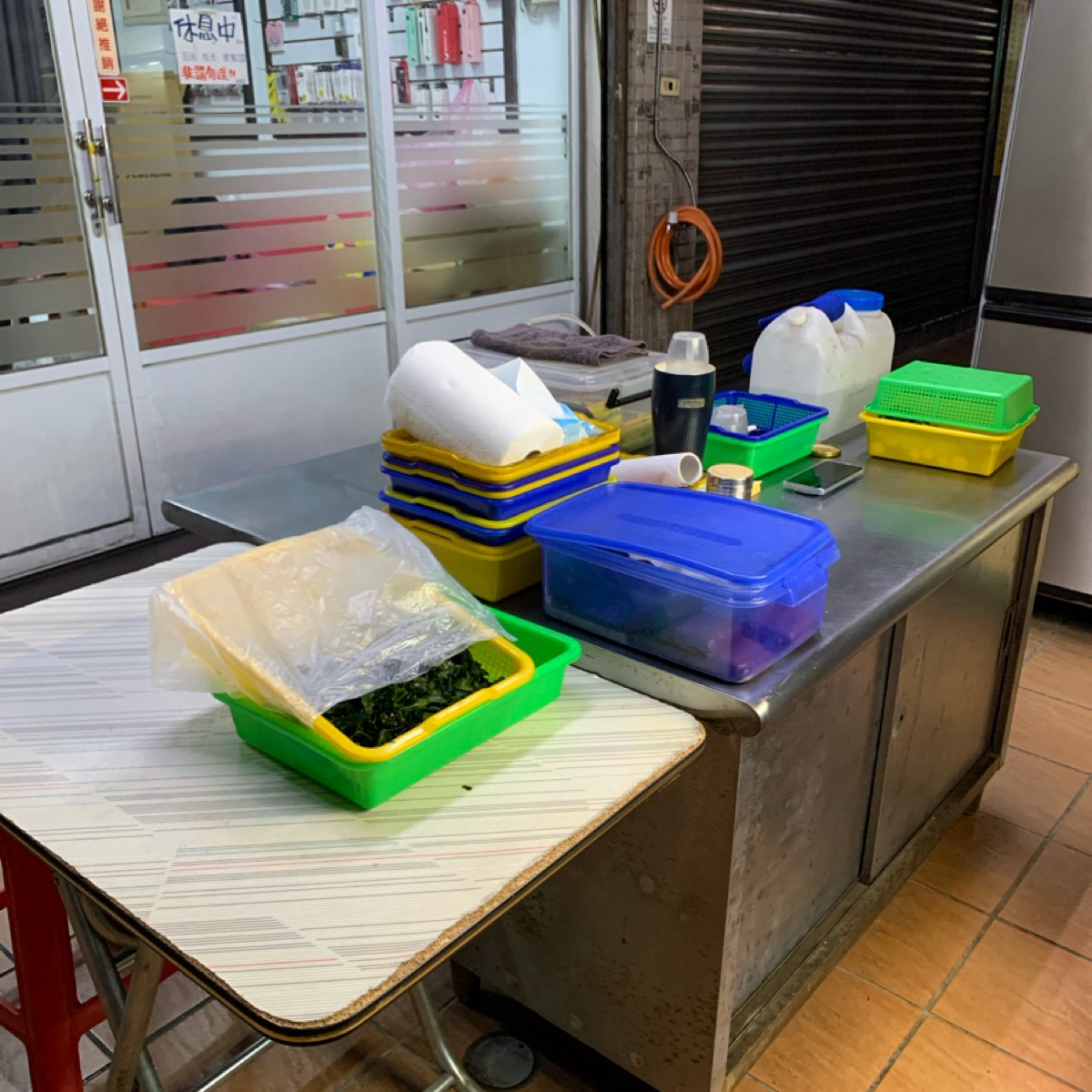 Vibe image of 在地人鹽水雞 南屯大墩店: 桌面都很乾淨 shot by 嚶嚶美代子