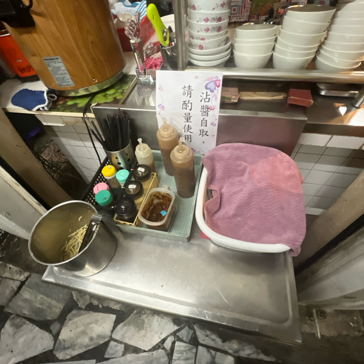樺哥土產牛肉湯 的外觀氛圍圖片：醬料 由動吃動吃動吃 拍攝