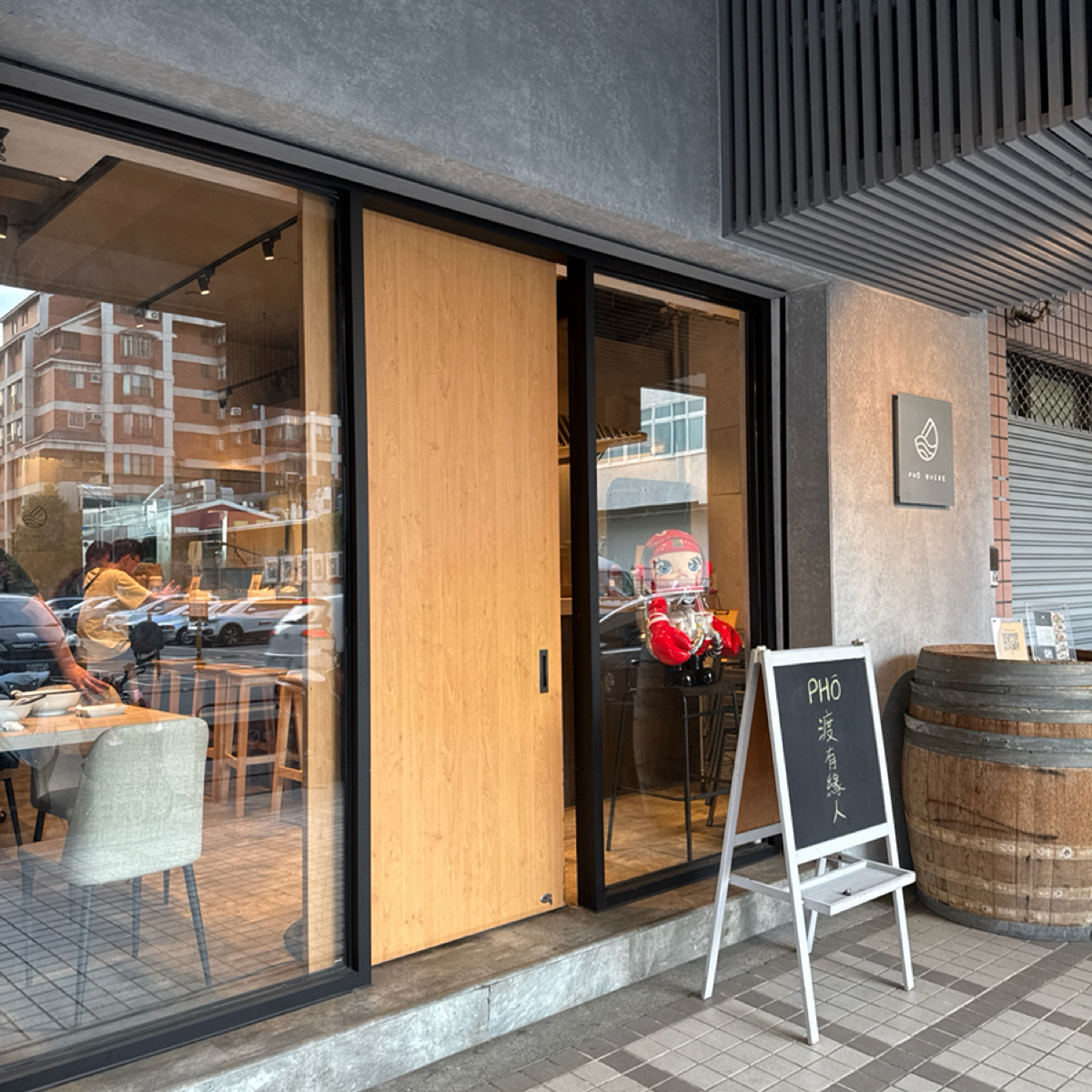 PHO WHERE 美式越南河粉 の雰囲気の写真：是一間外觀相當美式現代的餐廳 byJacker 