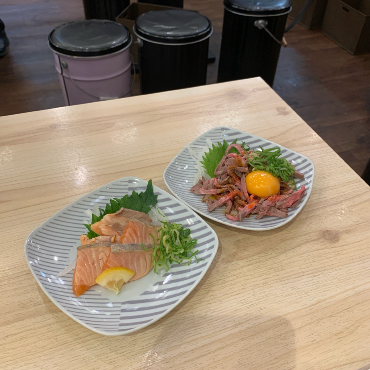 肉ト魚 大衆酒場 ひとめぼれ  梅田本店 のレストランの写真：炙りサーモン、ユッケ byshoko 