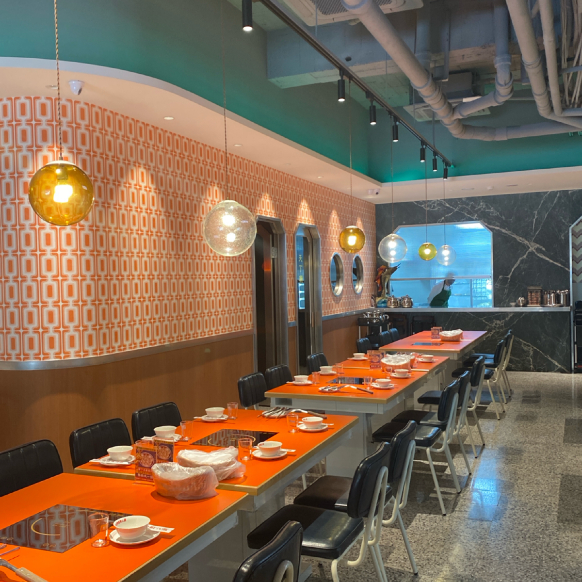 Vibe image of 無雙號麻辣火鍋: 店內風格蠻漂亮 復古感 shot by 阿鈴s食