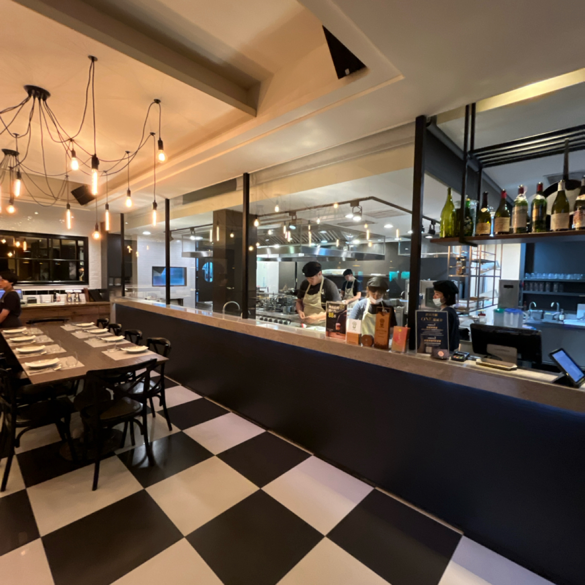 LA ONE Kitchen 歐陸廚房 - 博愛店 的外觀氛圍圖片：廚房也很華麗，是一個非常大的開放式廚房。 由阿官 拍攝