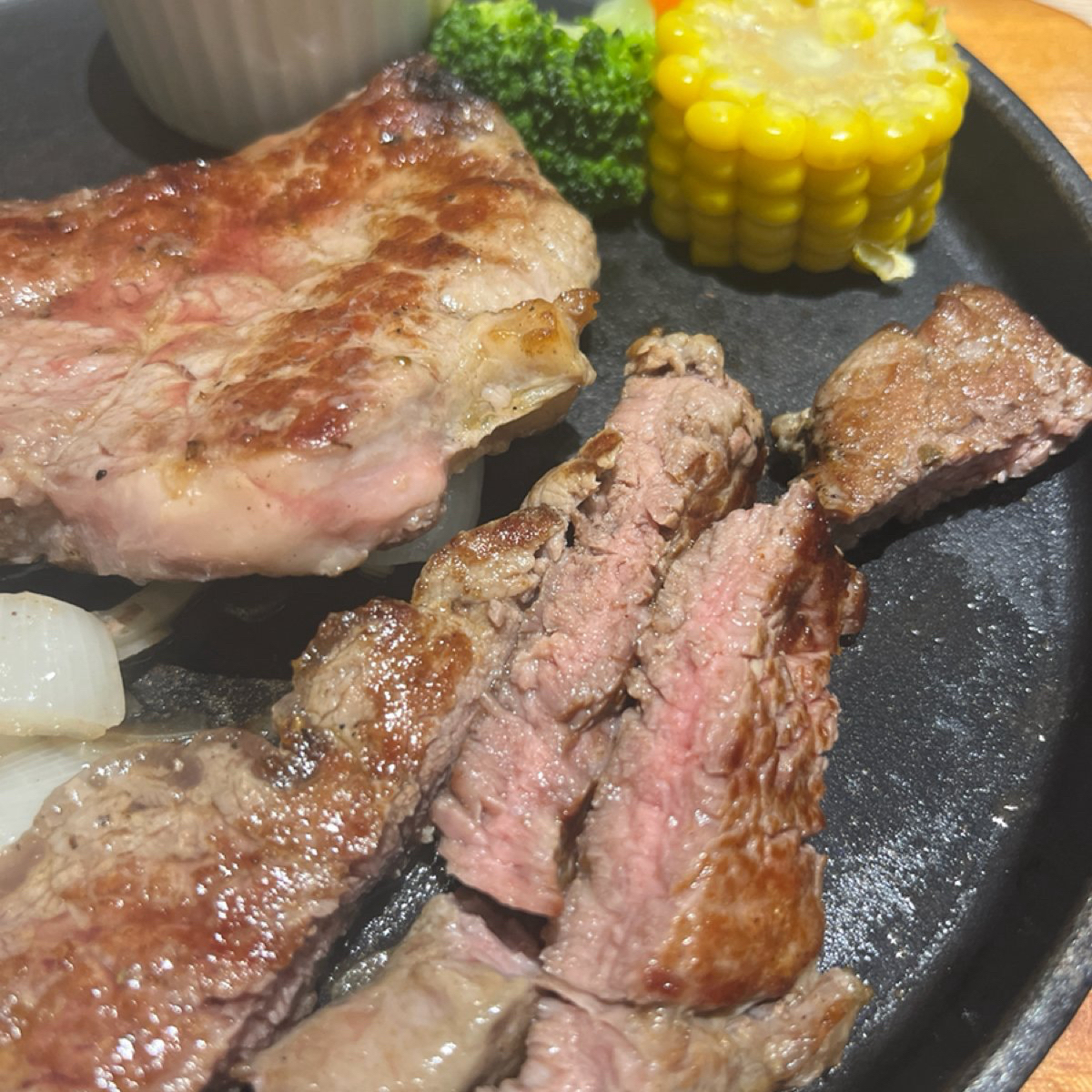 Meal image of 牛室炙燒牛排BEEFHOUSE 崇德洲際店: 五分感覺有點太熟🤔 朋友的七分比我生沒拍到
但朋友先點餐所以先上餐，不存在上錯牛排的問題 shot by  楊